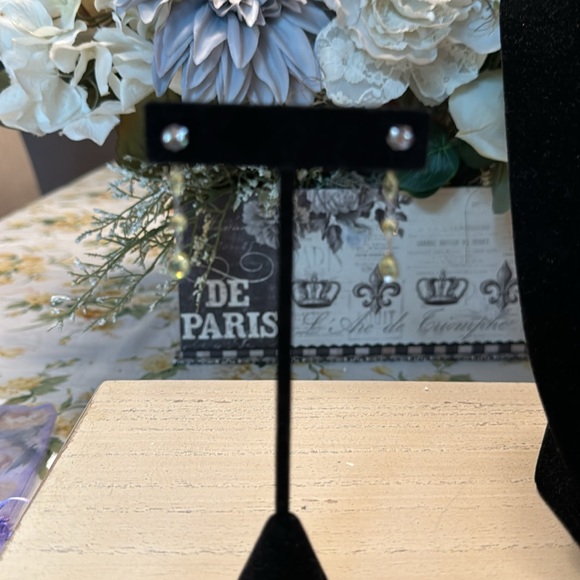 14kt white gold with peridot stones 17 inch with matching earrings - Picture 6 of 6